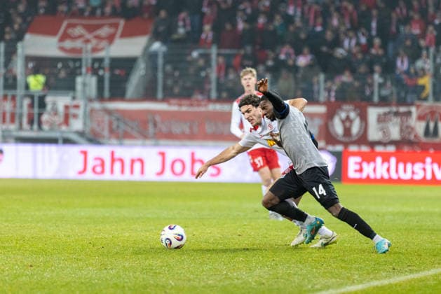 14 12 2025, Soccer, GER, Season, 3 Liga, Season 2025 2026, Matchday 18, SSV Jahn Regensburg SV Waldhof Mannheim Emmanuel Okuchukwu Iwe Mannheim on the ball against Benedikt Bauer SSV Jahn Regensburg DFL REGULATIONS PROHIBIT ANY USE OF PHOTOGRAPHS AS IMAGE SEQUENCES AND OR QUASI VIDEO