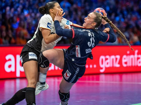 Thale Rushfeldt Deila Norway, 33 in duel with Aimee von Pereira Germany, 49 , Germany vs Norway, Handball, World Championship, Women, Season 2025 2026, 14 12 2025, Germany vs Norway, Handball, World Championship, Women, Season 2025 2026, 14 12 2025 Rotterdam Copyright: xEibner-Pressefoto MichaelxSchmidx EP_MST