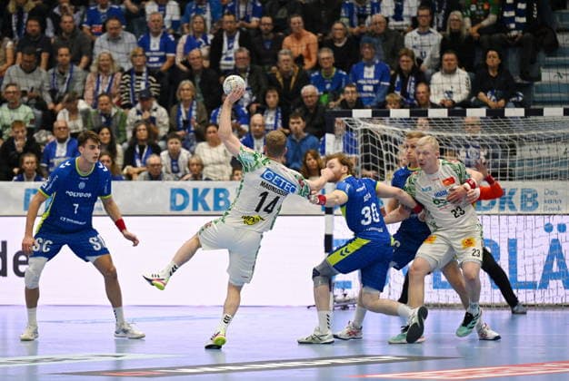 Omar Ingi Magnusson SC Magdeburg 14 vs Tom Kiesler VfL Gummersbach 30 VfL Gummersbach vs SC Magdeburg, Handball, Daikin 1 Bundesliga, Matchday 17, Season 2025 2026, Schwalbe Arena Gummersbach, 14 12 2025 VfL Gummersbach vs SC Magdeburg, Handball, Daikin 1 Bundesliga, Matchday 17, Season 2025 2026, Schwalbe Arena Gummersbach, 14 12 2025 Gummersbach Copyright: xEibner-Pressefoto JuergenxAugstx EP_JAT