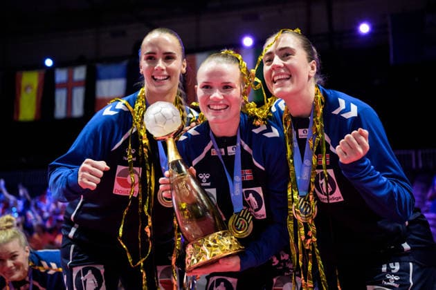 251214 Thale Rushfeldt Deila, Anniken Wollik and Selma Helén Henriksen of Norway celebrate after winning in the IHF Women s World Championship final between Germany and Norway on December 14, 2025 in Rotterdam Photo Joel Marklund BILDBYRAN kod JM JM0758 bbeng handball handboll handball vm handball vm handbolls vm ihf handball world championship world handball championship 2025 world championship 2025 final tyskland norway norge germany dam jubel  Copyright: JOELxMARKLUND BB251214JM119