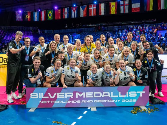 The German team with the silver medal, Germany vs Norway, Handball, World Championship, Women, 2025 2026 season, 14 12 2025, Germany vs Norway, Handball, World Championship, Women, 2025 2026 season, 14 12 2025 Rotterdam Copyright: xEibner-Pressefoto MichaelxSchmidx EP_MST