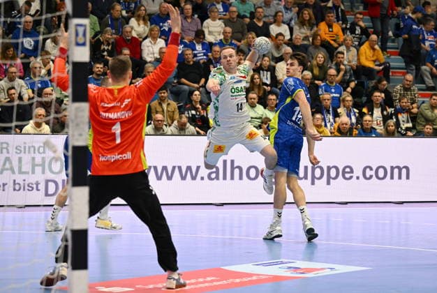 Omar Ingi Magnusson SC Magdeburg 14 vs Dominik Kuzmanovic VfL Gummersbach 1 VfL Gummersbach vs SC Magdeburg, Handball, Daikin 1 Bundesliga, Matchday 17, Season 2025 2026, Schwalbe Arena Gummersbach, 14 12 2025 VfL Gummersbach vs SC Magdeburg, Handball, Daikin 1 Bundesliga, Matchday 17, Season 2025 2026, Schwalbe Arena Gummersbach, 14 12 2025 Gummersbach Copyright: xEibner-Pressefoto JuergenxAugstx EP_JAT