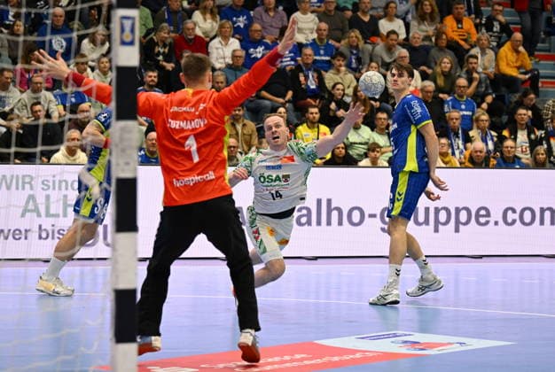 Omar Ingi Magnusson SC Magdeburg 14 vs Dominik Kuzmanovic VfL Gummersbach 1 VfL Gummersbach vs SC Magdeburg, Handball, Daikin 1 Bundesliga, Matchday 17, Season 2025 2026, Schwalbe Arena Gummersbach, 14 12 2025 VfL Gummersbach vs SC Magdeburg, Handball, Daikin 1 Bundesliga, Matchday 17, Season 2025 2026, Schwalbe Arena Gummersbach, 14 12 2025 Gummersbach Copyright: xEibner-Pressefoto JuergenxAugstx EP_JAT