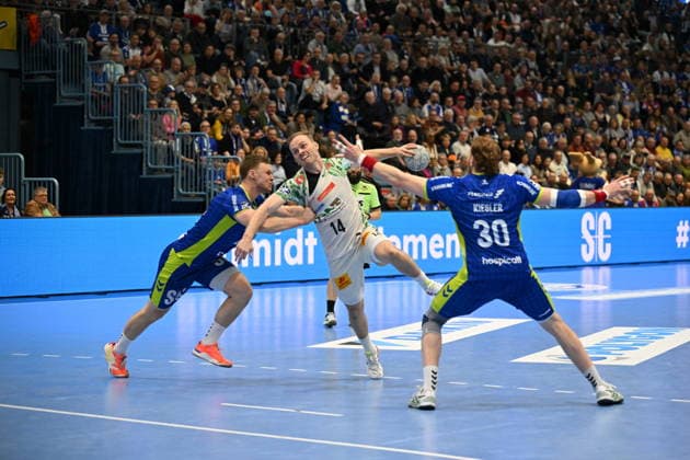 Omar Ingi Magnusson SC Magdeburg 14 vs Kristjan Horzen VfL Gummersbach 27 and Tom Kiesler VfL Gummersbach 30 VfL Gummersbach vs SC Magdeburg, Handball, Daikin 1 Bundesliga, Matchday 17, Season 2025 2026, Schwalbe Arena Gummersbach, 14 12 2025 VfL Gummersbach vs SC Magdeburg, Handball, Daikin 1 Bundesliga, Matchday 17, Season 2025 2026, Schwalbe Arena Gummersbach, 14 12 2025 Gummersbach Copyright: xEibner-Pressefoto JuergenxAugstx EP_JAT