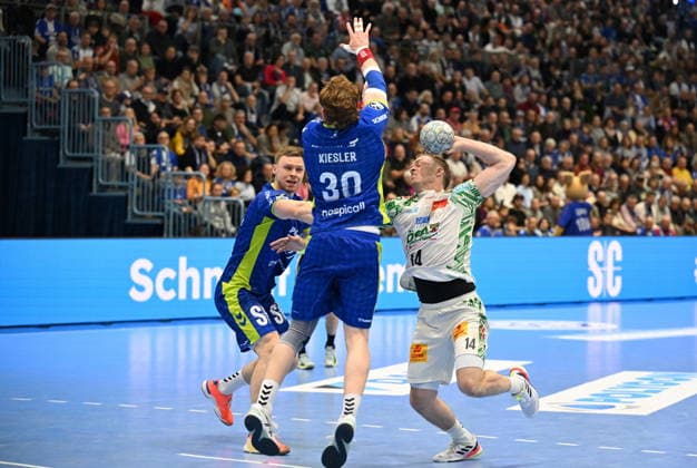 Omar Ingi Magnusson SC Magdeburg 14 vs Kristjan Horzen VfL Gummersbach 27 and Tom Kiesler VfL Gummersbach 30 VfL Gummersbach vs SC Magdeburg, Handball, Daikin 1 Bundesliga, Matchday 17, Season 2025 2026, Schwalbe Arena Gummersbach, 14 12 2025 VfL Gummersbach vs SC Magdeburg, Handball, Daikin 1 Bundesliga, Matchday 17, Season 2025 2026, Schwalbe Arena Gummersbach, 14 12 2025 Gummersbach Copyright: xEibner-Pressefoto JuergenxAugstx EP_JAT