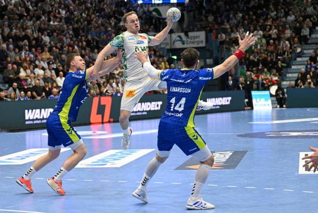 Omar Ingi Magnusson SC Magdeburg 14 vs Kristjan Horzen VfL Gummersbach 27 and Teitur Einarsson VfL Gummersbach 14 VfL Gummersbach vs SC Magdeburg, Handball, Daikin 1 Bundesliga, Matchday 17, Season 2025 2026, Schwalbe Arena Gummersbach, 14 12 2025 VfL Gummersbach vs SC Magdeburg, Handball, Daikin 1 Bundesliga, 17 Matchday, Season 2025 2026, Schwalbe Arena Gummersbach, 14 12 2025 Gummersbach Copyright: xEibner-Pressefoto JuergenxAugstx EP_JAT