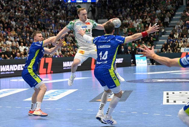 Omar Ingi Magnusson SC Magdeburg 14 vs Kristjan Horzen VfL Gummersbach 27 and Teitur Einarsson VfL Gummersbach 14 VfL Gummersbach vs SC Magdeburg, Handball, Daikin 1 Bundesliga, Matchday 17, Season 2025 2026, Schwalbe Arena Gummersbach, 14 12 2025 VfL Gummersbach vs SC Magdeburg, Handball, Daikin 1 Bundesliga, 17 Matchday, Season 2025 2026, Schwalbe Arena Gummersbach, 14 12 2025 Gummersbach Copyright: xEibner-Pressefoto JuergenxAugstx EP_JAT