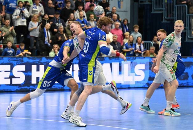 Omar Ingi Magnusson SC Magdeburg 14 vs Tom Kiesler VfL Gummersbach 30 VfL Gummersbach vs SC Magdeburg, Handball, Daikin 1 Bundesliga, Matchday 17, Season 2025 2026, Schwalbe Arena Gummersbach, 14 12 2025 VfL Gummersbach vs SC Magdeburg, Handball, Daikin 1 Bundesliga, Matchday 17, Season 2025 2026, Schwalbe Arena Gummersbach, 14 12 2025 Gummersbach Copyright: xEibner-Pressefoto JuergenxAugstx EP_JAT