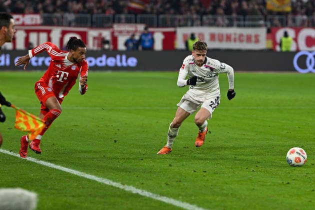 GER, Bayern, Muenchen, Fußball, FC Bayern Muenchen 1 FSV Mainz 05, in der Allianz Arena, Muenchen, Bundesliga, 14 Spieltag, 14 12 25, v l Michael Akpovie Olise FC Bayern Muenchen, 17 , Nikolas Veratschnig 1 FSV Mainz 05, 22 , zweikampf um den Ball, im Angriff DFL DFB regulations prohibit any use of photographs as image sequences and or quasi video, Copyright: HMB-Media MichaelxNibel
