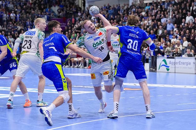 14 12 2025, xydrx, Handball, 1 HBL, VfL Gummersbach SC Magdeburg, Schwalbe Arena Omar Ingi Magnusson SC Magdeburg 14 in a duel against Julian Koester VfL Gummersbach 7 and Tom Kiesler VfL Gummersbach 30 Photo xYannisxDreimannxPressefotoKochx Nordrhein Westfahlen Germany