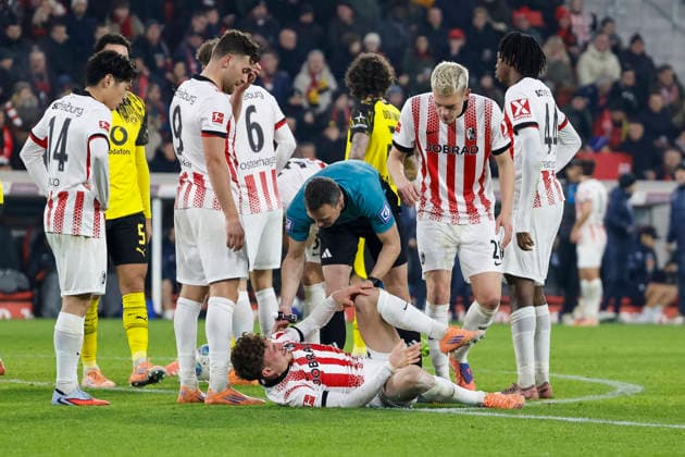Philipp Treu SC Freiburg, 29 injured on the ground , Germany, Football, 1 Bundesliga, Matchday 14, 2025 2026, SC Freiburg vs Borussia Dortmund, 14 12 2025, Europa Park Stadion, Freiburg im Breisgau, Germany Freiburg im Breisgau Europa Park Stadion Baden Württemberg Germany Copyright: xGrantxHubbsx