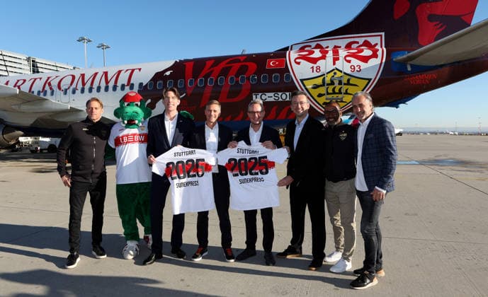 BAU 15 12 2025 Stuttgart Football VfB Stuttgart Reception Airplane VfBExpress, from l Timo Hildebrand, Mascot Fritzle, Ulrich Heppe Airport CEO , Max Kownatzki CEO Sunexpress , Chairman of the Board Alexander Wehrle VfB , Helmut Wölfel CCO Sunexpress , Cacau and Maurizio Gaudino
