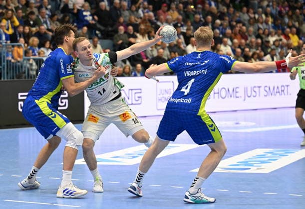 Omar Ingi Magnusson SC Magdeburg 14 vs Julian Koester VfL Gummersbach 7 and Ellidi Vidarsson VfL Gummersbach 4 VfL Gummersbach vs SC Magdeburg, Handball, Daikin 1 Bundesliga, Matchday 17, Season 2025 2026, Schwalbe Arena Gummersbach, 14 12 2025 VfL Gummersbach vs SC Magdeburg, Handball, Daikin 1 Bundesliga, Matchday 17, Season 2025 2026, Schwalbe Arena Gummersbach, 14 12 2025 Gummersbach Copyright: xEibner-Pressefoto JuergenxAugstx EP_JAT