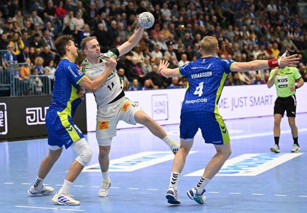 Omar Ingi Magnusson SC Magdeburg 14 vs Julian Koester VfL Gummersbach 7 and Ellidi Vidarsson VfL Gummersbach 4 VfL Gummersbach vs SC Magdeburg, Handball, Daikin 1 Bundesliga, Matchday 17, Season 2025 2026, Schwalbe Arena Gummersbach, 14 12 2025 VfL Gummersbach vs SC Magdeburg, Handball, Daikin 1 Bundesliga, Matchday 17, Season 2025 2026, Schwalbe Arena Gummersbach, 14 12 2025 Gummersbach Copyright: xEibner-Pressefoto JuergenxAugstx EP_JAT