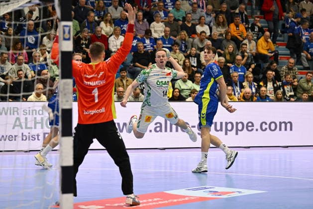 Omar Ingi Magnusson SC Magdeburg 14 vs Dominik Kuzmanovic VfL Gummersbach 1 VfL Gummersbach vs SC Magdeburg, Handball, Daikin 1 Bundesliga, Matchday 17, Season 2025 2026, Schwalbe Arena Gummersbach, 14 12 2025 VfL Gummersbach vs SC Magdeburg, Handball, Daikin 1 Bundesliga, Matchday 17, Season 2025 2026, Schwalbe Arena Gummersbach, 14 12 2025 Gummersbach Copyright: xEibner-Pressefoto JuergenxAugstx EP_JAT