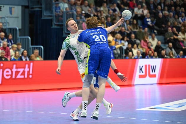 Omar Ingi Magnusson SC Magdeburg 14 vs Tom Kiesler VfL Gummersbach 30 VfL Gummersbach vs SC Magdeburg, Handball, Daikin 1 Bundesliga, Matchday 17, Season 2025 2026, Schwalbe Arena Gummersbach, 14 12 2025 VfL Gummersbach vs SC Magdeburg, Handball, Daikin 1 Bundesliga, Matchday 17, Season 2025 2026, Schwalbe Arena Gummersbach, 14 12 2025 Gummersbach Copyright: xEibner-Pressefoto JuergenxAugstx EP_JAT
