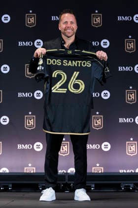 December 15, 2025, Los Angeles, California, USA: Marc Dos Santos poses with a customized jersey during a press conference, PK, Pressekonferenz presenting Marc dos Santos as the new head coach of the Los Angeles Football Club on Monday December 15, 2025 at the BMO Stadium in Los Angeles, California. ARIANA RUIZ PI Los Angeles USA - ZUMAp124 20251215_zaa_p124_012 Copyright: xArianaxRuizx
