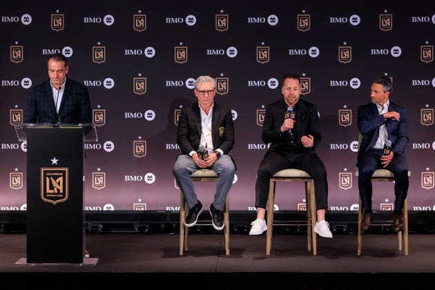 December 15, 2025, Los Angeles, California, USA: Marc Dos Santos, the new head coach of Los Angeles Football Club, responds to a question during a press conference, PK, Pressekonferenz on Monday, December 15, 2025, at BMO Stadium in Los Angeles, California, accompanied by Bennet Rosenthal (2L) and John Thorrington (R). JAVIER ROJAS PI Los Angeles USA - ZUMAp124 20251215_zaa_p124_022 Copyright: xJavierxRojasx