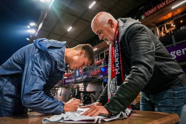 ROTTERDAM , 17-12-2025 , Sparta stadium ˜Het Kasteel™ , season 2025 2026 , Dutch KNVB Beker football , match between Excelsior Maasluis and Ajax , picture shows Ajax player Sean Steur signs a shirt Excelsior Maassluis - Ajax (cup)  x200242146x Copyright: