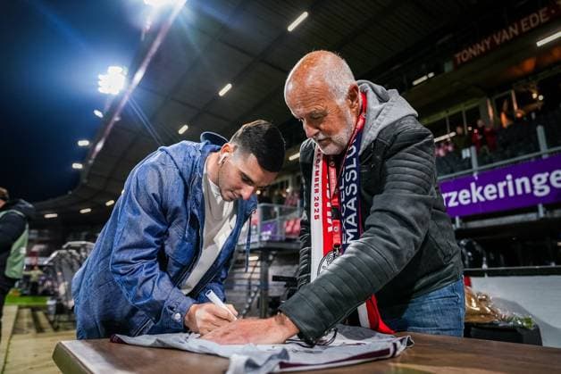 ROTTERDAM , 17-12-2025 , Sparta stadium ˜Het Kasteel™ , season 2025 2026 , Dutch KNVB Beker football , match between Excelsior Maasluis and Ajax , picture shows Ajax player Oscar Gloukh signs a shirt Excelsior Maassluis - Ajax (cup)  x200242151x Copyright: