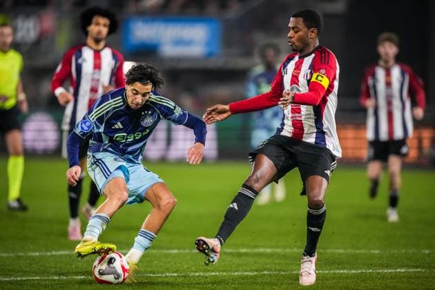 ROTTERDAM , 17-12-2025 , Sparta stadium ˜Het Kasteel™ , season 2025 2026 , Dutch KNVB Beker football , match between Excelsior Maasluis and Ajax , picture shows Ajax player Rayane Bounida and Excelsior Maassluis player Kevin Ringeling Excelsior Maassluis - Ajax (cup)  x200248973x Copyright: