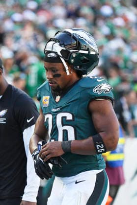 PHILADELPHIA, PA - OCTOBER 05: Philadelphia Eagles running back Saquon Barkley (26) looks on during the game between the Denver Broncos and the Philadelphia Eagles on October 5, 2025 at Lincoln Financial Field in Philadelphia, PA.(Photo by Andy Lewis Icon Sportswire) NFL, American Football Herren, USA OCT 05 Broncos at Eagles EDITORIAL USE ONLY Icon251005118