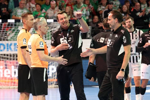DEU, DHB, Cup, Fuechse Berlin vs THW Kiel, 18 12 2025, Max Schmeling Halle, Berlin, DEU, DHB, Cup, Fuechse Berlin vs THW Kiel, in the picture coach Filip Jicha THW Kiel , referee nordphotoxGmbHx xEngler nph00076