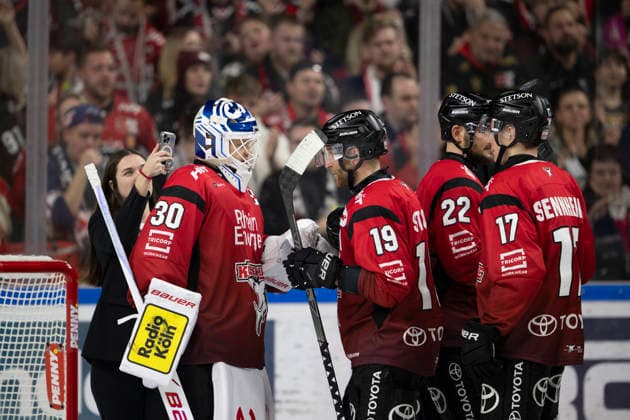 PENNY DEL Cologne Sharks Grizzly Wolfsburg Cologne, 18 12 2025 Janne Juvonen Cologne Sharks, Goalkeeper, 30 Frederik Storm Cologne Sharks, Forward, 19 Maximilian Glötzl Cologne Sharks, Defense, 22 Jan Luca Sennhenn Cologne Sharks, Defense, 17 PENNY DEL Cologne Sharks Grizzly Wolfsburg on 18 12 2025 at the Lanxess Arena in Cologne Germany Copyright: xBEAUTIFULxSPORTS AndreasxDickx