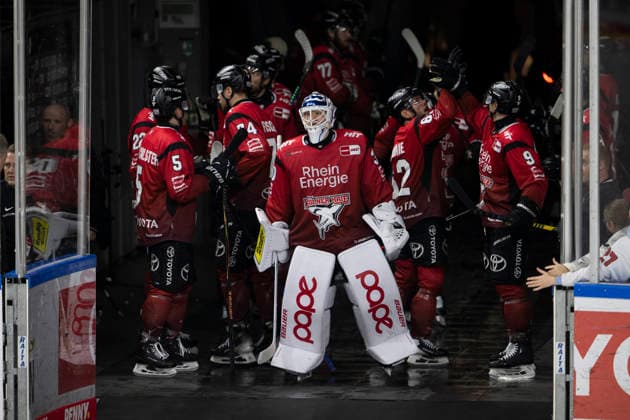 PENNY DEL Cologne Sharks Grizzly Wolfsburg Cologne, 18 12 2025 Janne Juvonen Cologne Sharks, Goalkeeper, 30 Robin van Calster Cologne Sharks, Forward, 5 Maxi Kammerer Cologne Sharks, Forward, 9 Parker Tuomie Cologne Sharks, Forward, 62 PENNY DEL Cologne Sharks Grizzly Wolfsburg on 18 12 2025 at the Lanxess Arena in Cologne Germany Copyright: xBEAUTIFULxSPORTS AndreasxDickx