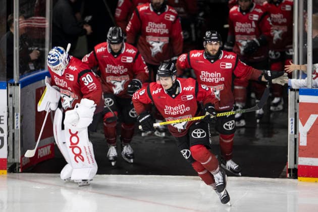 PENNY DEL Cologne Sharks Grizzly Wolfsburg Cologne, 18 12 2025 Janne Juvonen Cologne Sharks, Goalkeeper, 30 Maxi Kammerer Cologne Sharks, Forward, 9 Maximilian Glötzl Cologne Sharks, Defense, 22 PENNY DEL Cologne Sharks Grizzly Wolfsburg on 18 12 2025 at the Lanxess Arena in Cologne Germany Copyright: xBEAUTIFULxSPORTS AndreasxDickx