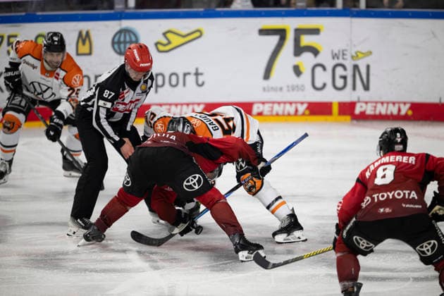 PENNY DEL Cologne Sharks Grizzly Wolfsburg Cologne, 18 12 2025 Vincent Brüggemann Linesmen, 87 Juhani Tyrväinen Cologne Sharks, Storm, 21 PENNY DEL Cologne Sharks Grizzly Wolfsburg on 18 12 2025 at the Lanxess Arena in Cologne Germany Copyright: xBEAUTIFULxSPORTS AndreasxDickx