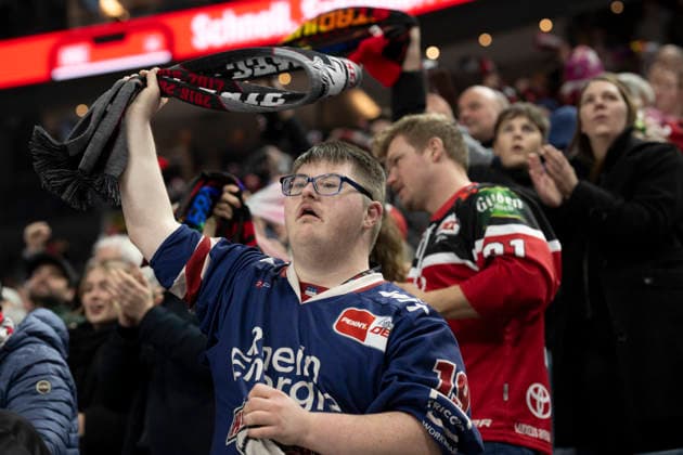 PENNY DEL Cologne Sharks Grizzly Wolfsburg Cologne, 18 12 2025 Luca PENNY DEL Cologne Sharks Grizzly Wolfsburg on 18 12 2025 at the Lanxess Arena in Cologne Germany Copyright: xBEAUTIFULxSPORTS AndreasxDickx