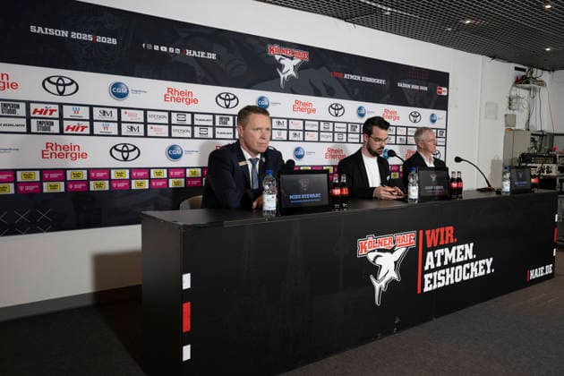 PENNY DEL Kölner Haie Grizzly Wolfsburg Cologne, 18 12 2025 Mike Stewart Grizzly Wolfsburg, Head Coach Jason Schade Kari Jalonen Kölner Haie, Head Coach PENNY DEL Kölner Haie Grizzly Wolfsburg on 18 12 2025 at the Lanxess Arena in Cologne Germany Copyright: xBEAUTIFULxSPORTS AndreasxDickx