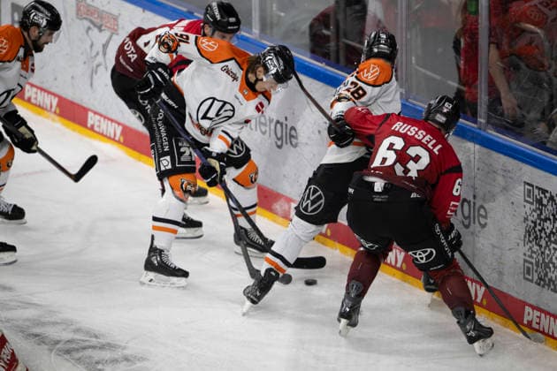 PENNY DEL Kölner Haie Grizzly Wolfsburg Cologne, 18 12 2025 Timo Ruckdäschel Grizzly Wolfsburg, offense, 91 Jimmy Martinovic Grizzly Wolfsburg, defense, 28 Patrick Russell Kölner Haie, offense, 63 PENNY DEL Kölner Haie Grizzly Wolfsburg on 18 12 2025 at the Lanxess Arena in Cologne Germany Copyright: xBEAUTIFULxSPORTS AndreasxDickx