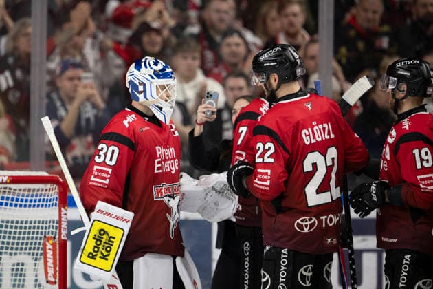 PENNY DEL Cologne Sharks Grizzly Wolfsburg Cologne, 18 12 2025 Janne Juvonen Cologne Sharks, Goalkeeper, 30 Oliwer Kaski Cologne Sharks, Defense, 7 Maximilian Glötzl Cologne Sharks, Defense, 22 PENNY DEL Cologne Sharks Grizzly Wolfsburg on 18 12 2025 at the Lanxess Arena in Cologne Germany Copyright: xBEAUTIFULxSPORTS AndreasxDickx