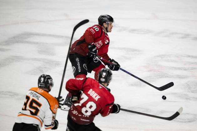PENNY DEL Kölner Haie Grizzly Wolfsburg Cologne, 18 12 2025 Fabio Pfohl Grizzly Wolfsburg, defense, 95 Dominik Bokk Kölner Haie, offense, 78 Tanner Kero Kölner Haie, offense, 10 PENNY DEL Kölner Haie Grizzly Wolfsburg on 18 12 2025 at the Lanxess Arena in Cologne Germany Copyright: xBEAUTIFULxSPORTS AndreasxDickx