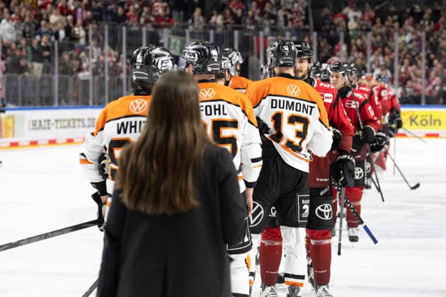 PENNY DEL Cologne Sharks Grizzly Wolfsburg Cologne, 18 12 2025 Maximilian Glötzl Cologne Sharks, defense, 22 Lucas Dumont Grizzly Wolfsburg, offense, 13 PENNY DEL Cologne Sharks Grizzly Wolfsburg on 18 12 2025 at the Lanxess Arena in Cologne Germany Copyright: xBEAUTIFULxSPORTS AndreasxDickx