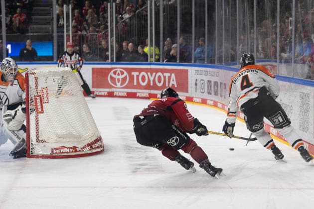 PENNY DEL Cologne Sharks Grizzly Wolfsburg Cologne, 18 12 2025 Dustin Strahlmeier Grizzly Wolfsburg, Goalkeeper, 1 Juhani Tyrväinen Cologne Sharks, Forward, 21 Keaton Thompson Grizzly Wolfsburg, Defense, 4 PENNY DEL Cologne Sharks Grizzly Wolfsburg on 18 12 2025 at the Lanxess Arena in Cologne Germany Copyright: xBEAUTIFULxSPORTS AndreasxDickx