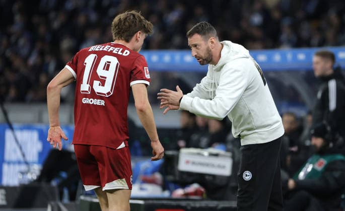 Coach Mitch Kniat talks to Maximilian Großer Action Upper Body Sport Football Soccer DFL 2 Bundesliga Men 17 Matchday Season 2025 2026 19 12 2025 Hertha BSC Berlin vs DSC Arminia Bielefeld DFL regulations prohibit any use of photographs as image sequences and or quasi video