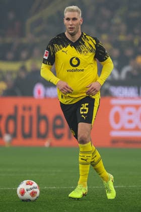 1 Bundesliga Borussia Dortmund Borussia Mönchengladbach on 19 12 2025 at Signal Iduna Park in Dortmund Niklas Süle Suele Dortmund 25 on the ball MH