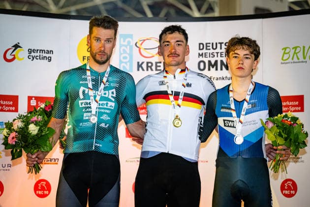KLUGE Roger, AUGENSTEIN Moritz , MAUSS Moritz DM Omnium 2025 Frankfurt Oder KLUGE Roger GER REMBE rad net Second Place AUGENSTEIN Moritz GER RSV Irschenberg Winner First Place MAUSS Moritz GER RSC Turbine Erfurt Third Place Award Ceremony Medal Ceremony Podium Landscape horizontal Landscape Event Event DM Omnium 2025 German Championship Category Category Cycling Track Cycling National Championship Omnium Elite Men Location Place Europe Germany Brandenburg Märkisch Oderland Frankfurt Oder Oderlandhalle Discipline Omnium Points Race 4 Race Distance 25 km Date Date 19 12 2025 Friday Day 1
