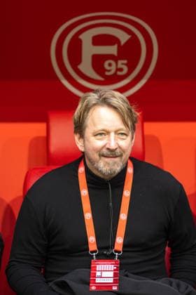 20 12 2025, Soccer 2 Bundesliga, Season 2025 2026, 17 Matchday, Fortuna Duesseldorf SpVgg Greuther Fuerth in the Merkur Spiel Arena in Duesseldorf Sven Mislintat Fortuna Duesseldorf, Sports Director has taken a seat on the bench Important notice According to the regulations of the DFL German Football League and the DFB German Football Association, it is prohibited to to utilize or have utilized photographs taken in the stadium and or of the match in the form of sequential images and or video-like photo series Foto Kirchner Media Thomas Haesler Copyright: xKirchner-Media ThomasxHaeslerx