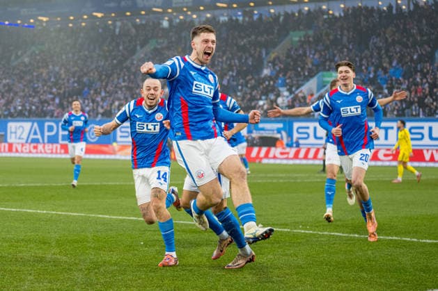 Rostock, Germany 20 December 2025 3 Liga 2025 2026 FC Hansa Rostock vs 1 FC Saarbrücken In the picture in front Jonas Dirkner Hansa Rostock cheers after his goal for 1 0 DFB regulations prohibit any use of photographs as image sequences and or quasi video Copyright: xFotostandx xVoelkerx