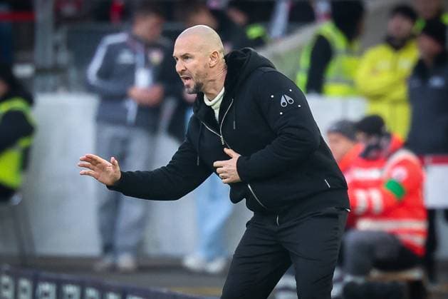 Head coach Christian Ilzer TSG 1899 Hoffenheim gives instructions to the team, VfB Stuttgart vs TSG Hoffenheim 1899, Football, Bundesliga, DFL, Saison 2025 2026, Hinrunde, 15 Spieltag, 20 12 2025 DFB regulations prohibit any use of photographs as image sequences and or quasi video Stuttgart Baden Wuerttemberg Germany Copyright: xkolbert-press MartinxAgüerax