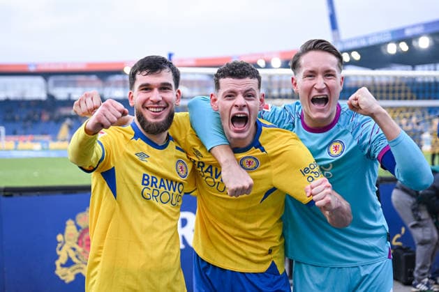 21 12 2025, Football, 2 Bundesliga, Season 2025 2026, Matchday 17, Eintracht Braunschweig FC Schalke 04, Mehmet Aydin Eintracht Braunschweig , Erencan Yardimci Eintracht Braunschweig , Ron Thorben Hoffmann Eintracht Braunschweig xRHR PHOTO YYx Copyright: KROEGER RHR-FOTOx RHR-FOTO YY