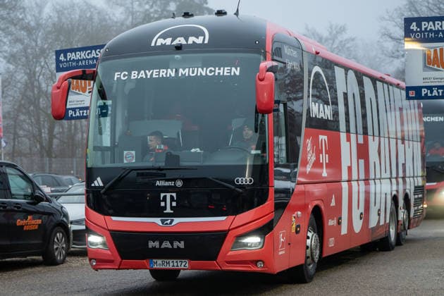Arrival of the FC Bayern Muenchen team bus, GER, 1 FC Heidenheim 1846 vs FC Bayern Muenchen, Football, 1 Bundesliga, Matchday 15, Season 2025 2026, 21 12 2025, DFL REGULATES PROHIBIT ANY USE OF PHOTOGRAPHS AS IMAGE SEQUENCES AND OR QUASI VIDEO, GER, 1 FC Heidenheim 1846 vs FC Bayern Muenchen, Football, 1 Bundesliga, Matchday 15, Season 2025 2026, 21 12 2025, Heidenheim Copyright: xEibner-Pressefoto EdwardxCheungx EP_ECG