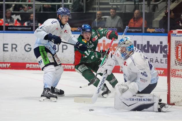 in duel, action, with D J Busdeker 14 Augsburger Panther , Henrik Haukeland 40 Straubinger Tigers , Augsburger Panther vs Straubing Tigers, 30 Matchday, Ice Hockey, Penny DEL, 21 12 2025 Augsburg Bayern Germany Copyright: xkolbert-press DunjaxDietrichx
