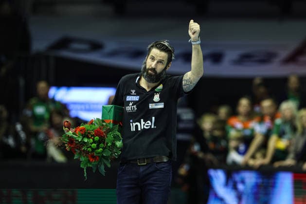 Coach Bennet Wiegert SC Magdeburg is celebrated after the game for a decade at SC Magdeburg Handball Bundesliga season 2025 2026 SC Magdeburg vs SC DHFK Leipzig at the GETEC Arena in Magdeburg Handball,Germany,21 12 2025