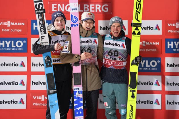 21 12 2025, Engelberg, Titlis Schanze , Ski Jumping World Cup in Engelberg, Podium Men 66 KOBAYASHI Ryoyu JPN 1st 67 PREVC Domen SLO yellow Jersy 60 HOFFMANN Felix GER Engelberg Titlis Schanze Obwalden Switzerland Copyright: xJustPictures.ch PascalxvonxBürenx jp-en-PaVoB-A7V09725-1