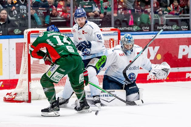 Donald D J Busdeker Augsburger Panther, 14 missed against Tim Fleischer Straubing Tigers, 91 and Henrik Haukeland goalie, Straubing Tigers, 40 GER, Augsburger Panther vs Straubing Tigers, Ice Hockey, DEL, Matchday 30, Season 2025 2026, 21 12 2025 GER, Augsburger Panther vs Straubing Tigers, Ice Hockey, DEL, Matchday 30, Season 2025 2026, 21 12 2025 Augsburg Copyright: xEibner-Pressefoto FranzxFeinerx EP_HFR